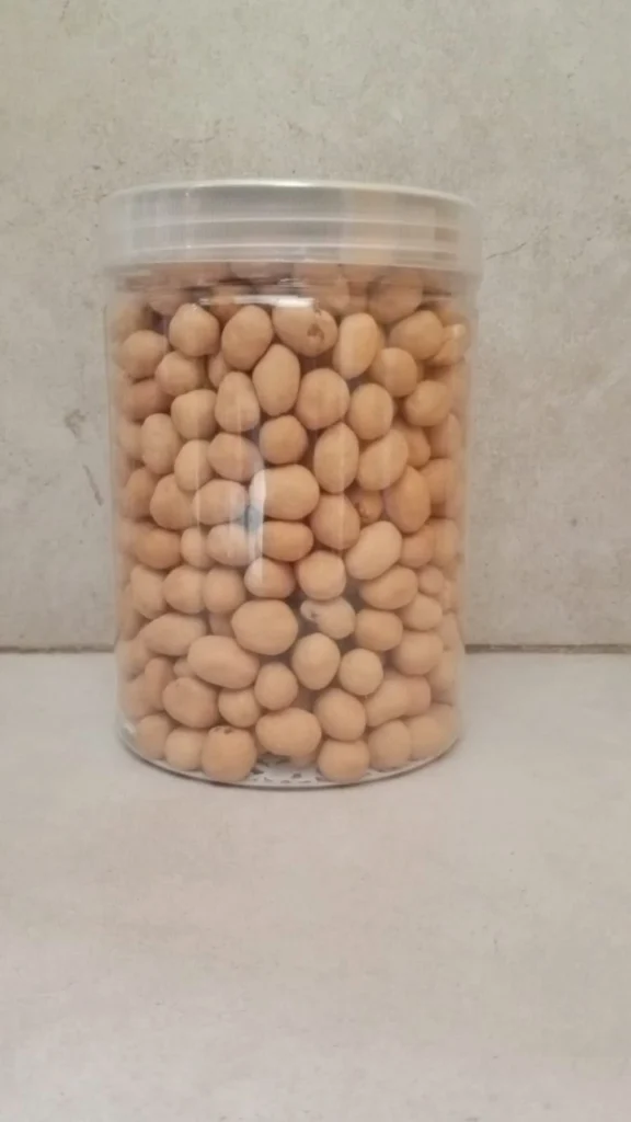 Kacang atom renyah gurih Hasanah Snack dalam kemasan toples plastik bening