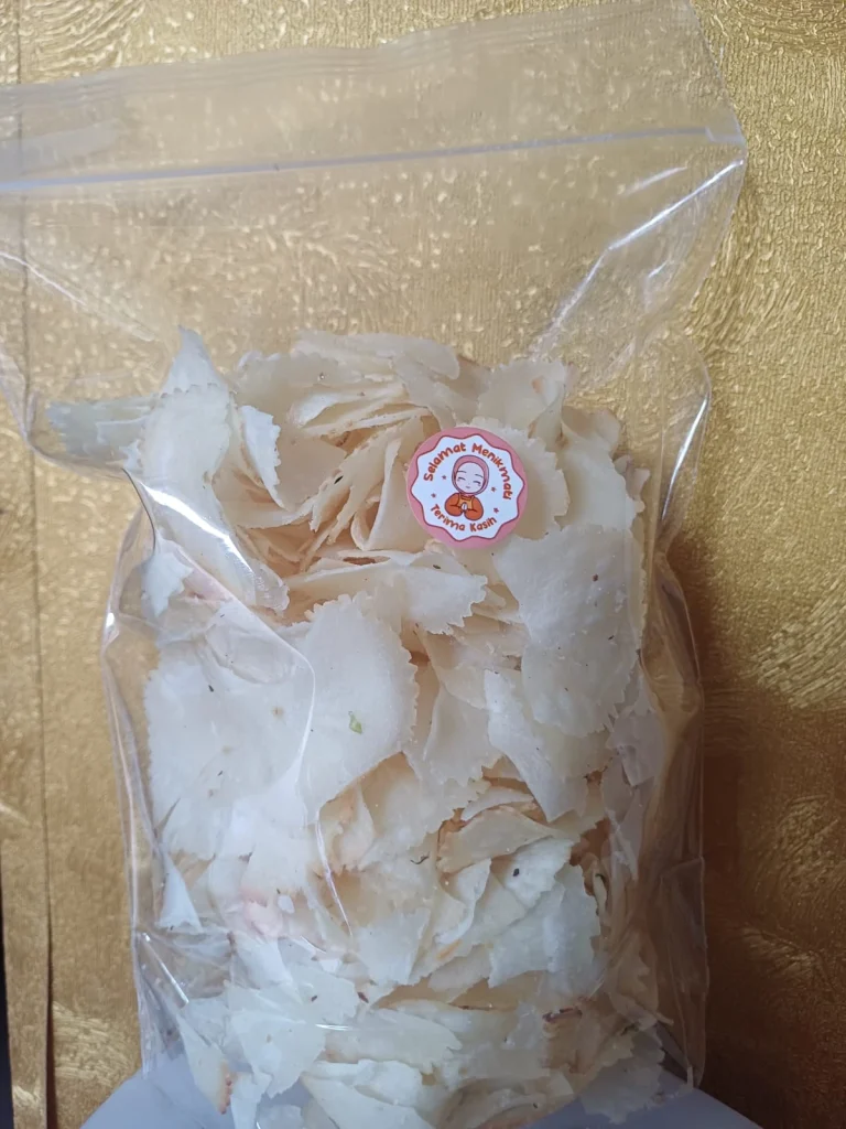 Keripik singkong renyah gurih khas Hasanah Snack dalam kemasan praktis higienis. Judul Foto: