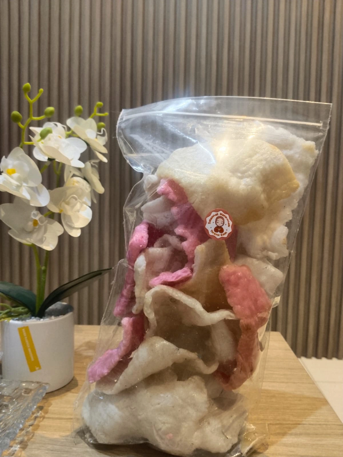 Kerupuk sangrai gurih tanpa minyak khas Hasanah Snack dengan tekstur renyah dan sehat.