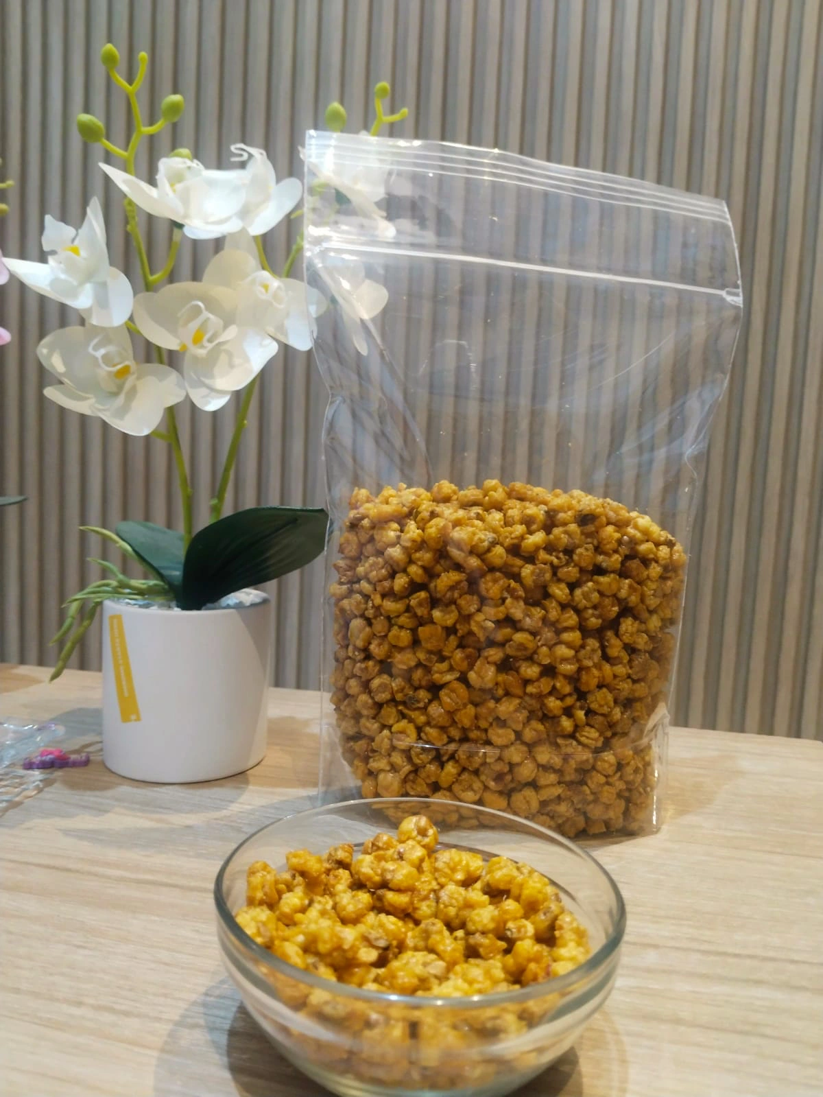 Marning jagung renyah gurih khas Hasanah Snack dalam kemasan higienis.