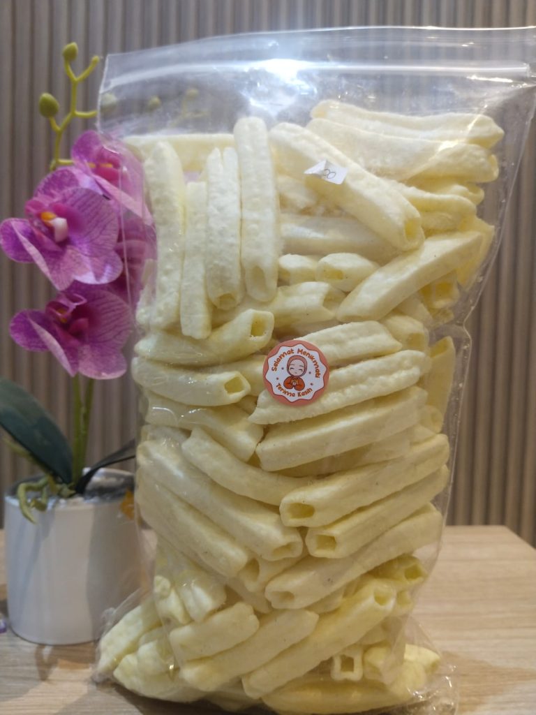 Patato stik renyah gurih khas Hasanah Snack dalam kemasan praktis higienis.