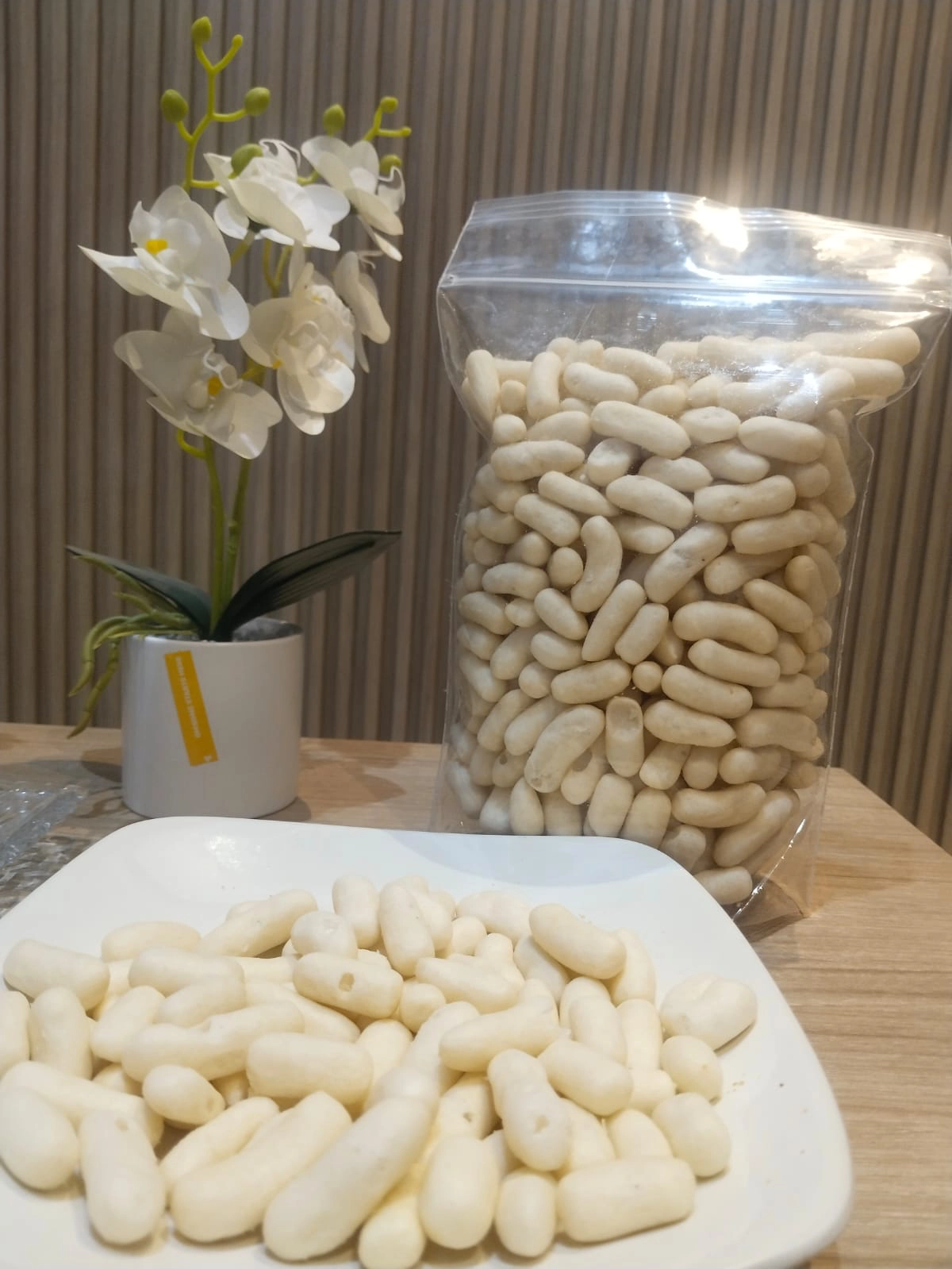 Pilus kaktus renyah gurih khas Hasanah Snack dalam kemasan praktis higienis.