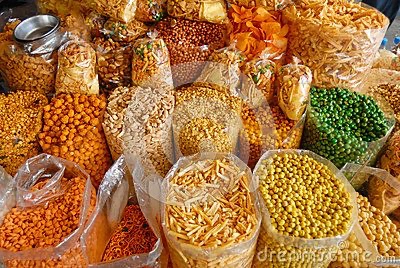 Berbagai macam camilan kering tradisional seperti kacang goreng, pilus, kerupuk, dan snack pedas gurih khas Hasanah Snack
